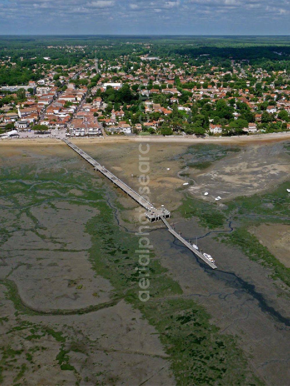 Andernos-les-Bains from the bird's eye view: Blick auf den Strand der Stadt Andernos-les-Bains am Becken von Arcachon bei Ebbe. Die Stadt liegt nordöstlich von Archachon. View to the beach of the town Andernos-les-Bains on the Bay of Arcachon at low tide. The city is located northeast of Archachon.