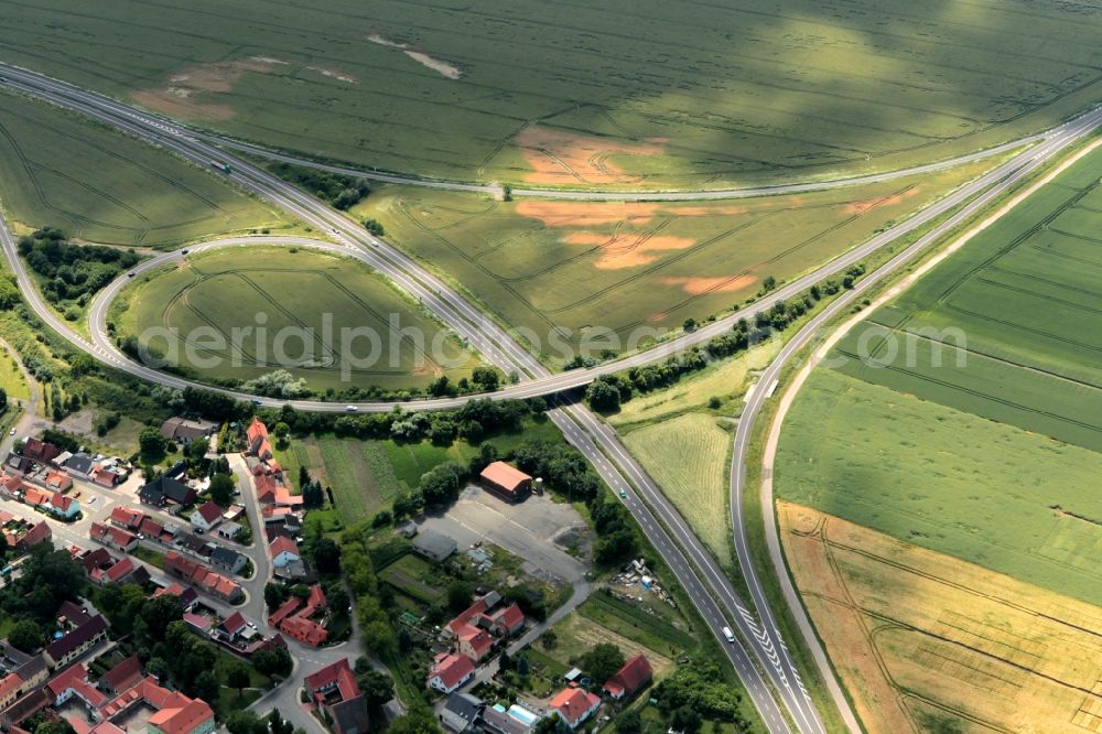 Andisleben from the bird's eye view: At Andisleben in Thuringia the transport cross connects the main roads B4 and B176 With this transportation hub of two major highways of Thuringia to the current traffic conditions were adjusted. The B4 is Anisleben to four lanes. In the surrounding fields damage from a flood can be seen