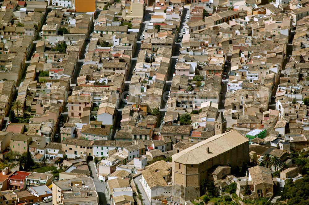 Andratx from the bird's eye view: Die Gemeinde Andratx im Westen der Insel Mallorca mit dem Marktplatz Plaza Muncipal. The municipality of Andratx in the west of the island of Mallorca with the town square Plaza Muncipal.