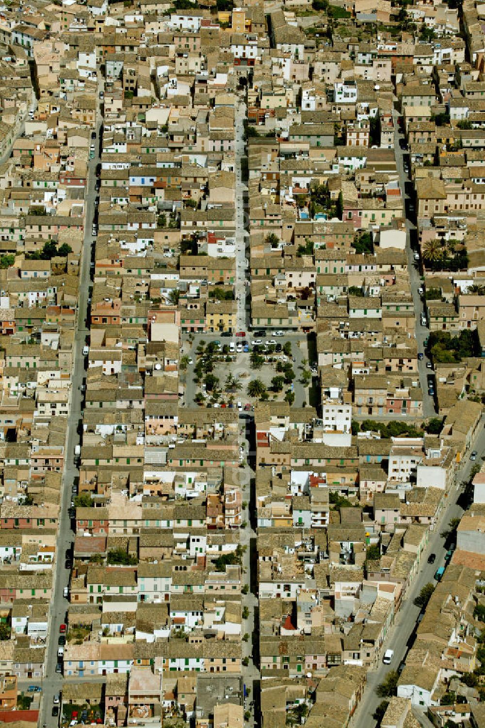 Andratx from above - Die Gemeinde Andratx im Westen der Insel Mallorca mit dem Marktplatz Plaza Muncipal. The municipality of Andratx in the west of the island of Mallorca with the town square Plaza Muncipal.