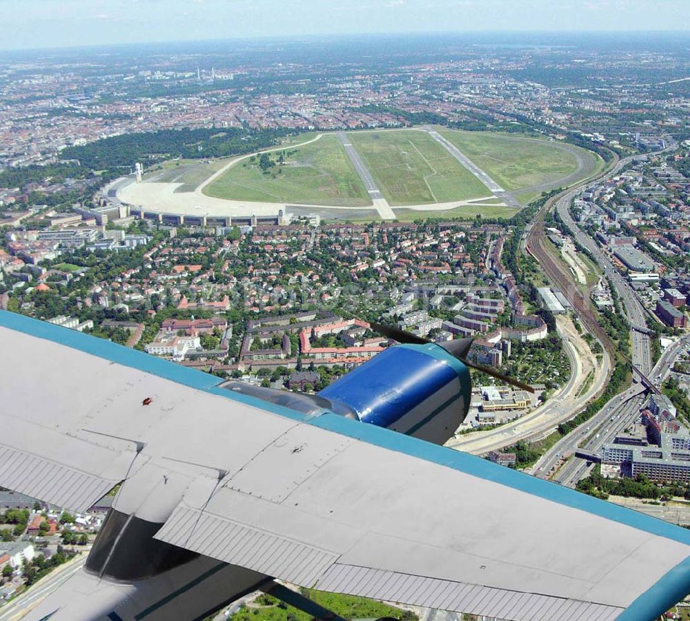 Berlin-Tempelhof from above - Anflug einer Cessna 152 auf den Flughafen Berlin-Tempelhof. Simulation: Hubertus Gollnow