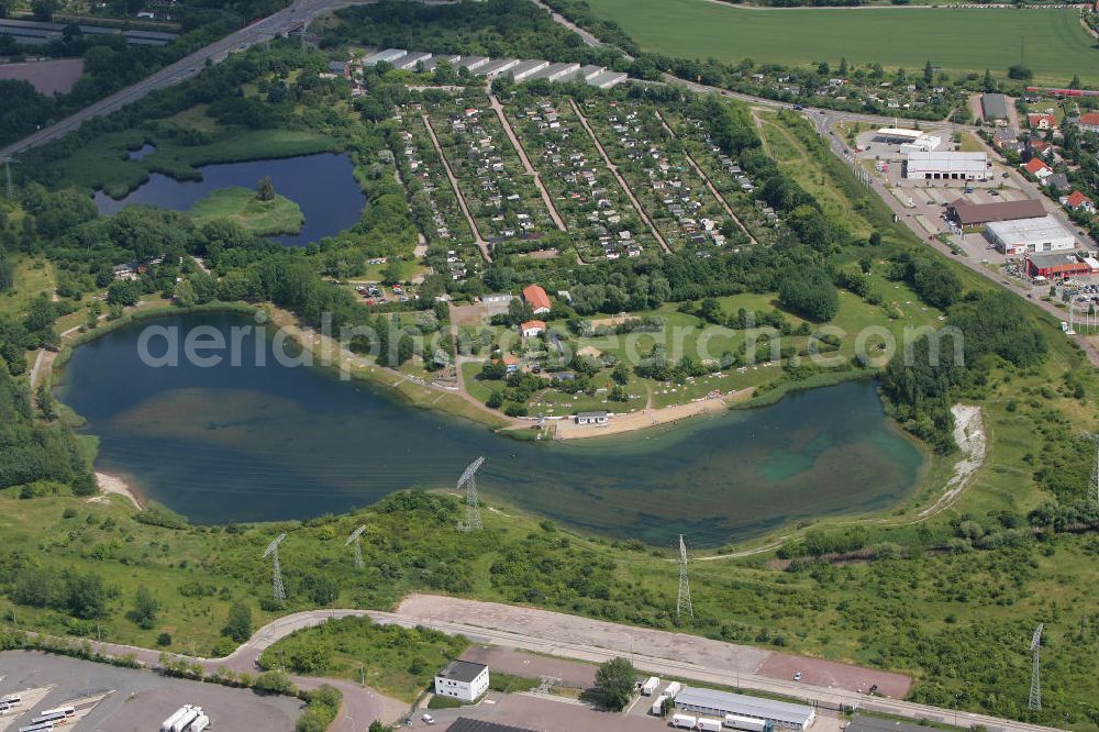 Halle an der Saale from the bird's eye view: Die Angersdorfer Teiche mit Naturbad an der Eislebener Chaussee in Halle-Neustadt. The Angersdorfer ponds with a nature open air bath at the Eislebener Chaussee in Halle-Neustadt.