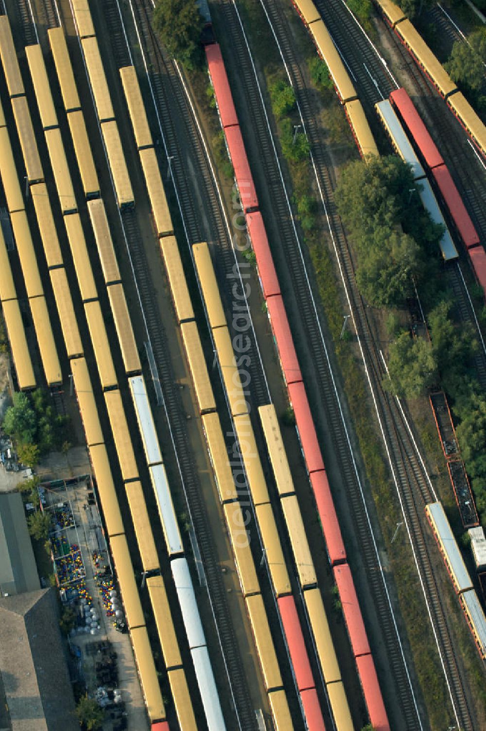 Aerial image Berlin - Blick auf die überfüllten Abstellgleise vor den Reparaturhallen der S-Bahn-Hauptwerkstatt / Bahnbetriebswerk, auf Grund wiederholter Mängelfälle, in Berlin-Schöneweide. View of the overcrowded sidings with city trains in front of the engine terminal / facilities in Berlin-Niederschöneweide.