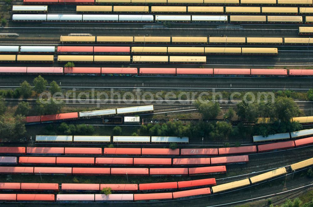 Aerial photograph Berlin - Blick auf die überfüllten Abstellgleise vor den Reparaturhallen der S-Bahn-Hauptwerkstatt / Bahnbetriebswerk, auf Grund wiederholter Mängelfälle, in Berlin-Schöneweide. View of the overcrowded sidings with city trains in front of the engine terminal / facilities in Berlin-Niederschöneweide.