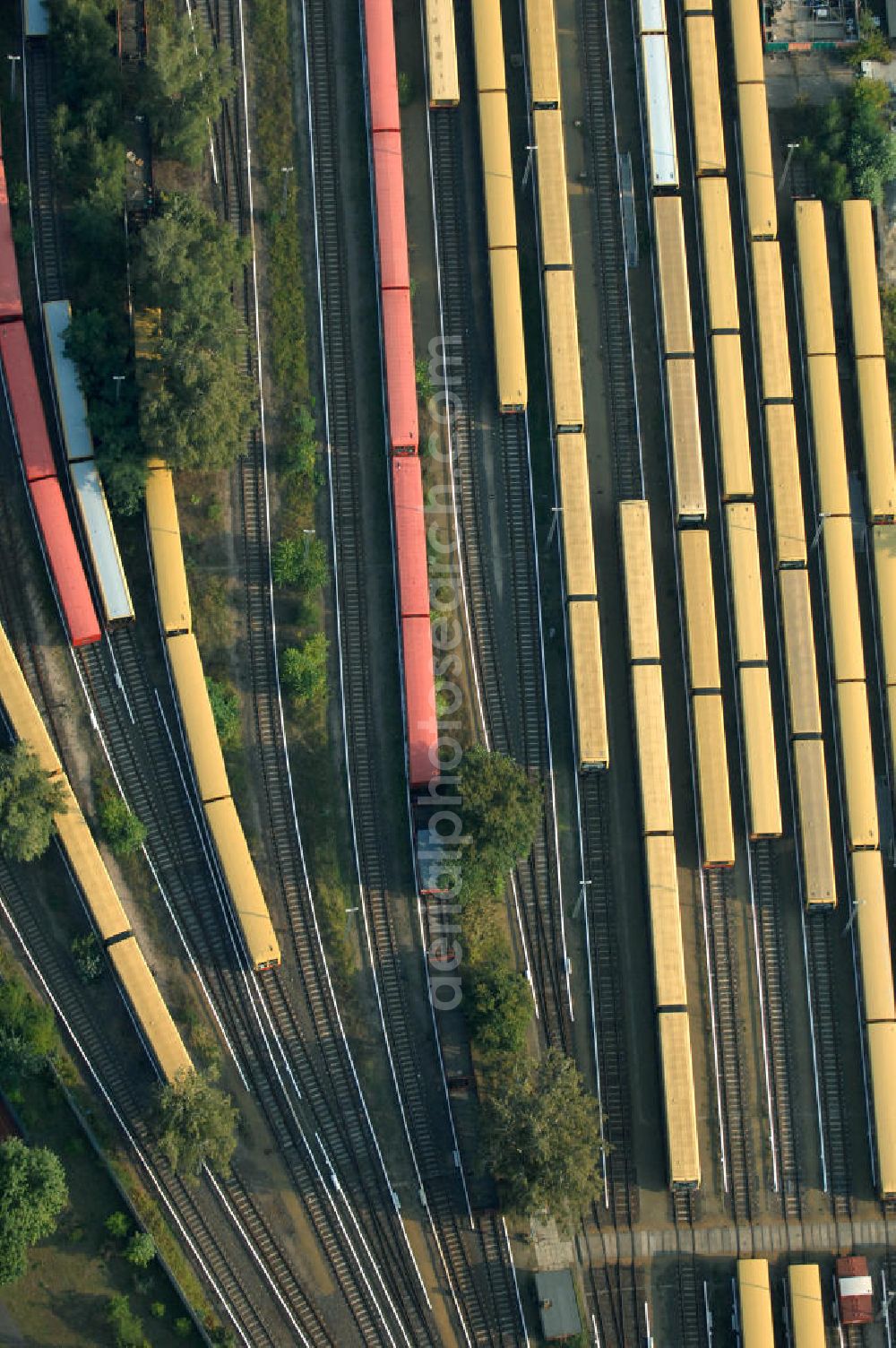 Berlin from above - Blick auf die überfüllten Abstellgleise vor den Reparaturhallen der S-Bahn-Hauptwerkstatt / Bahnbetriebswerk, auf Grund wiederholter Mängelfälle, in Berlin-Schöneweide. View of the overcrowded sidings with city trains in front of the engine terminal / facilities in Berlin-Niederschöneweide.