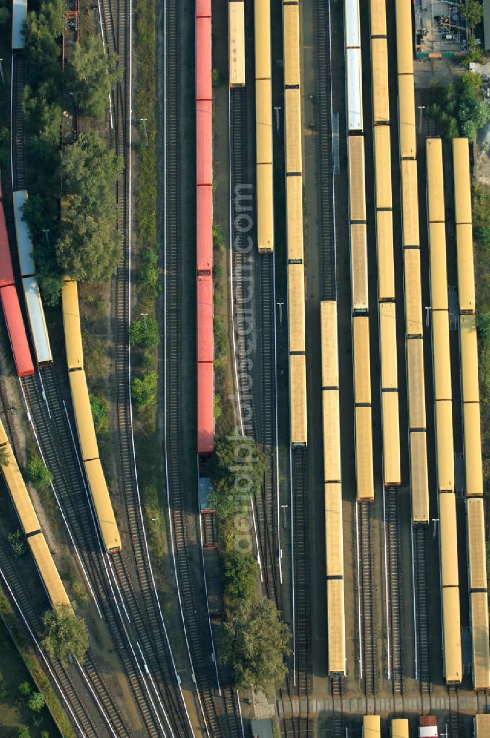 Berlin from the bird's eye view: Blick auf die überfüllten Abstellgleise vor den Reparaturhallen der S-Bahn-Hauptwerkstatt / Bahnbetriebswerk, auf Grund wiederholter Mängelfälle, in Berlin-Schöneweide. View of the overcrowded sidings with city trains in front of the engine terminal / facilities in Berlin-Niederschöneweide.