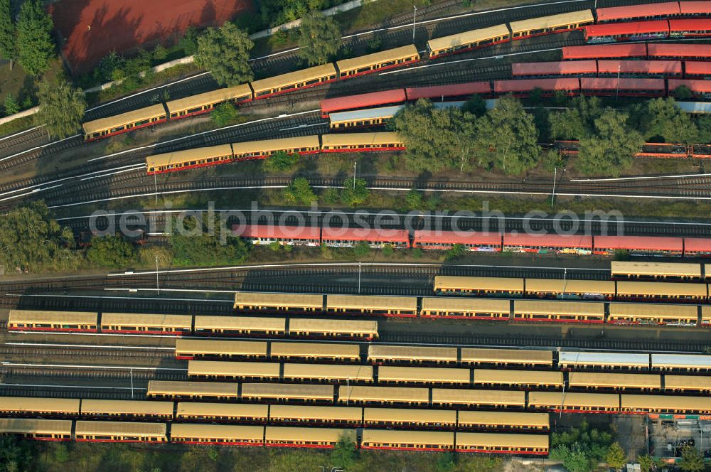 Aerial image Berlin - Blick auf die überfüllten Abstellgleise vor den Reparaturhallen der S-Bahn-Hauptwerkstatt / Bahnbetriebswerk, auf Grund wiederholter Mängelfälle, in Berlin-Schöneweide. View of the overcrowded sidings with city trains in front of the engine terminal / facilities in Berlin-Niederschöneweide.