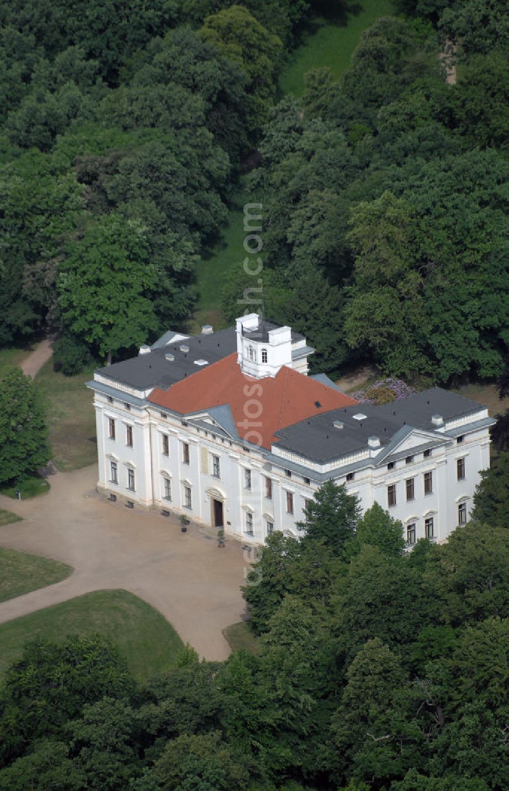 Dessau from above - Blick auf die Anhaltinische Gemäldegalerie Georgium in Dessau. Das Schloss Georgium ist seit 1927 der Standort der Galerie. Diese besteht aus rund 2000 Gemälden und ist somit die größte Sammlung alter Malerei in Sachsen - Anhalt. Unter den Werken befinden sich deutsche Gemälde des 15. bis 19. Jahrhunderts, niederländische Gemälde des 16. bis 17. Jahrhunderts, sowie Gemälde Frankfurter Maler aus der Goethezeit. Kontakt: Anhaltinische Gemäldegalerie Dessau, Puschkinallee 100, 06846 Dessau, Tel. +49(0)340 613874, Email: gemaeldegalerie@georgium.dessau.de; Verwaltung: Tel. +49(0)340 661260 00, Fax +49(0)340 661260 17