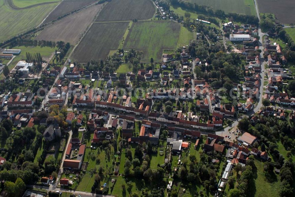 Emleben from above - Blick auf den Ort Emleben. Die Kreisstadt Gotha und die Autobahn A 4 sind nur kurz entfernt. Der Ort zeichnet sich durch ein gut ausgelastetes Gewerbegebiet aus und hat trotzdem seinen dörfllichen Kern bewahrt.