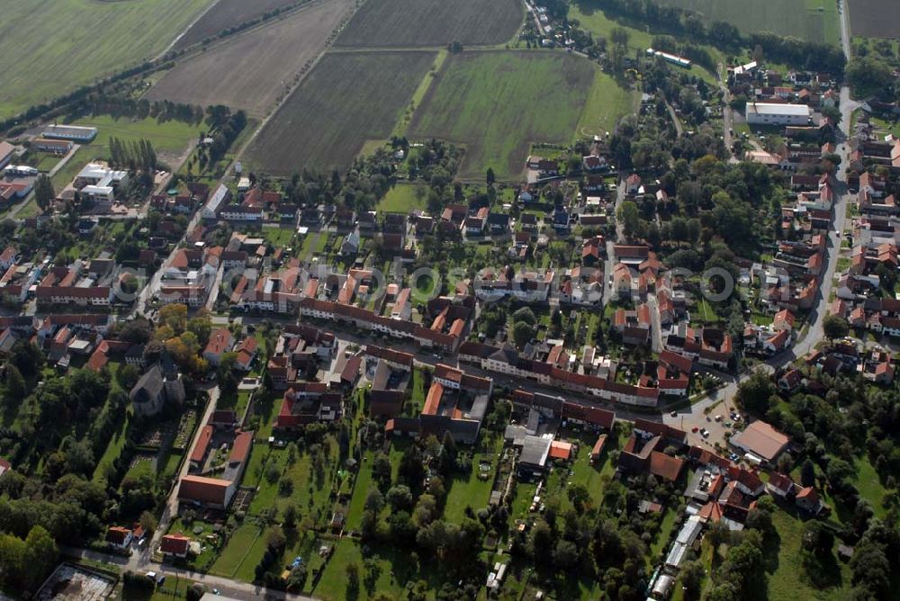 Emleben from the bird's eye view: Blick auf den Ort Emleben. Die Kreisstadt Gotha und die Autobahn A 4 sind nur kurz entfernt. Der Ort zeichnet sich durch ein gut ausgelastetes Gewerbegebiet aus und hat trotzdem seinen dörfllichen Kern bewahrt.