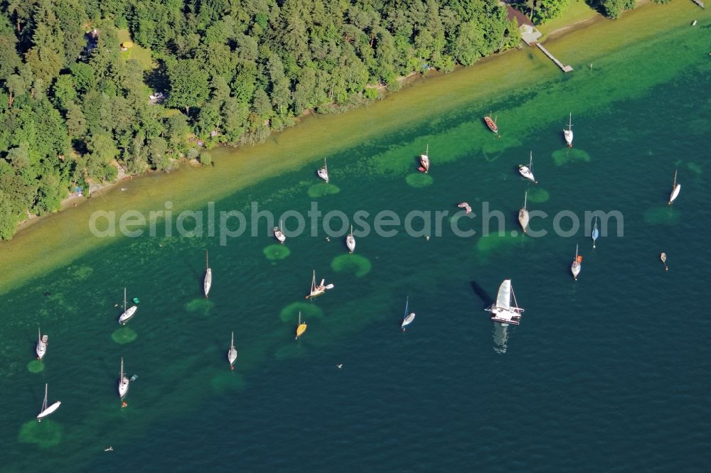 Aerial photograph Münsing - Anchored sailboats on the eastern shore of Lake Starnberg near Muensing in the state Bavaria. The anchor chains produce bright circular patterns on the lake floor