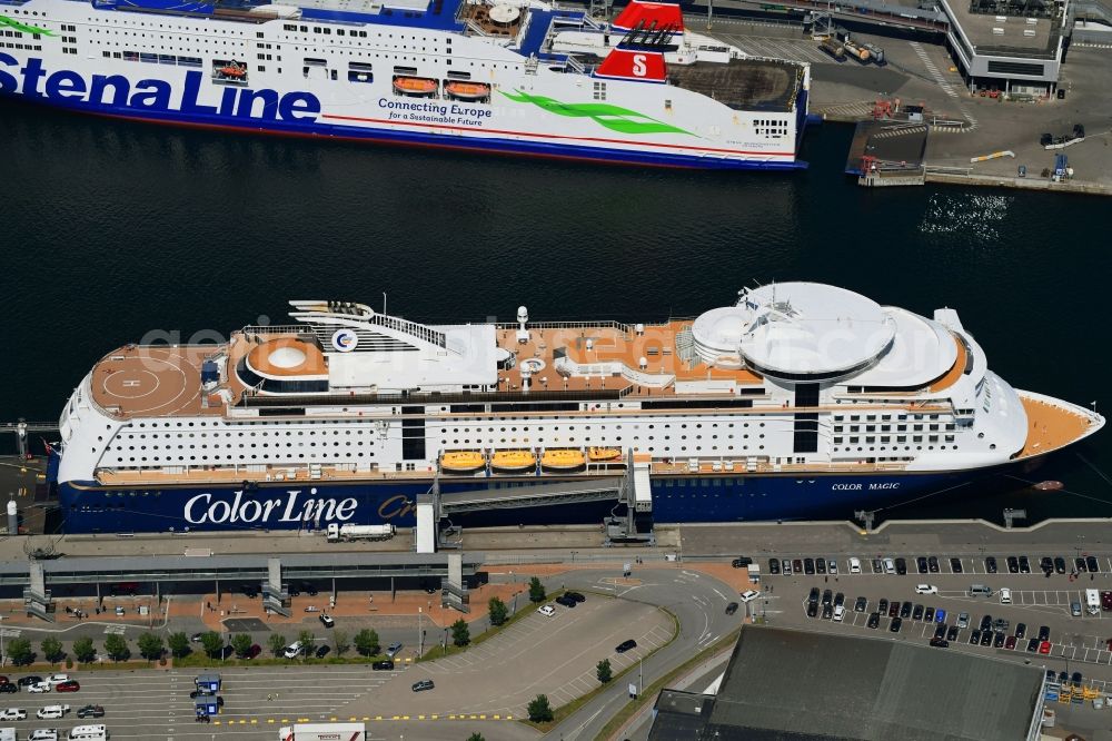 Kiel from the bird's eye view: Anchored and moored ferry in the harbor Color Magic in the district Gaarden-Ost in Kiel in the state Schleswig-Holstein, Germany