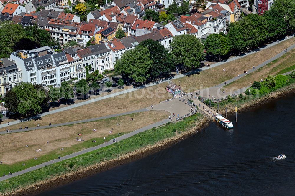 Bremen from the bird's eye view: Anchored and moored ferry - Sielwallfaehre - in the harbor on Anlegestelle auf of Weser in the district Ostertor in Bremen, Germany