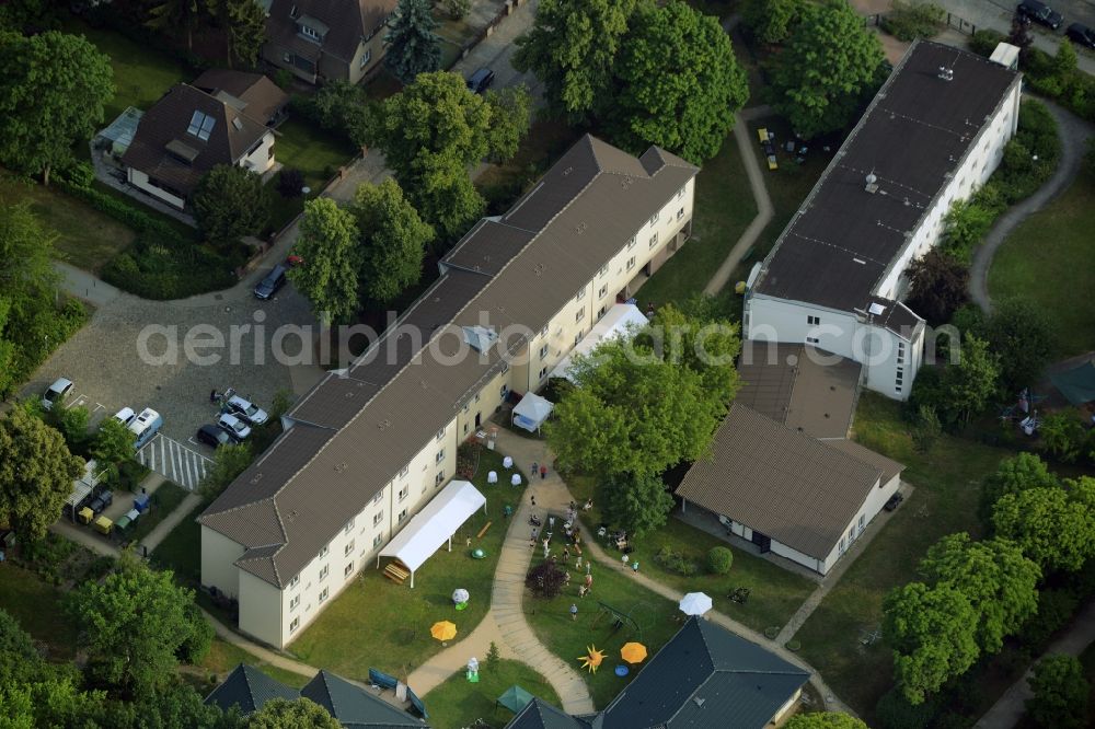 Aerial image Berlin - Compound and building complex of the residential home Mentzelstrasse of the Sozialstiftung Koepenick in Berlin in Germany. The compound consists of several buildings, a garden and park. A party is taking place with stands