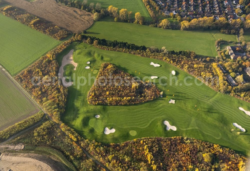 Aerial image Duisburg - View of the autumnal golf course of the club Golf And More at Altenbrucher Damm in Duisburg - Huckingen in the state North Rhine-Westphalia. The golf links with its fairway, rough, bunkering and putting green is located directly on the banks of the lake Remberger See in the south of the Ruhr region city Duisburg