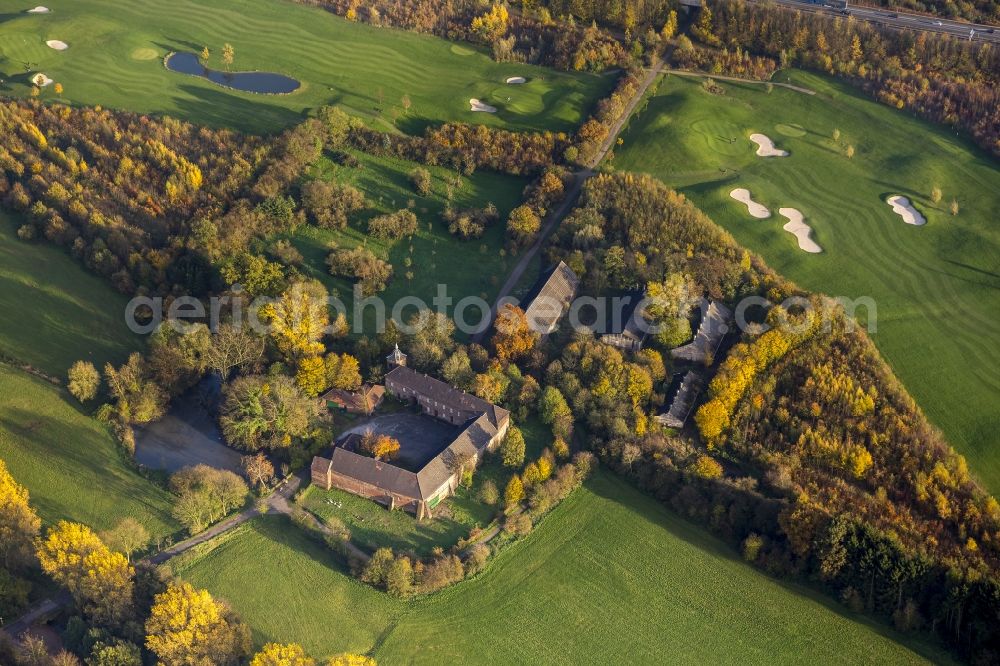 Duisburg from above - View of the autumnal golf course of the club Golf And More at Altenbrucher Damm in Duisburg - Huckingen in the state North Rhine-Westphalia. The golf links with its fairway, rough, bunkering and putting green is located directly on the banks of the lake Remberger See in the south of the Ruhr region city Duisburg. Also visible is the poultry farm at Boeckumer Burgweg