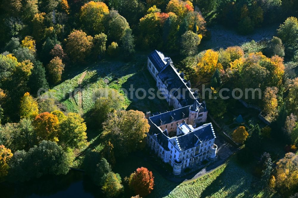 Friedrichroda from the bird's eye view: Castle of the castle Reinhardsbrunn in the district in Reinhardsbrunn in Friedrichroda in the Thuringian Forest in the state Thuringia, Germany