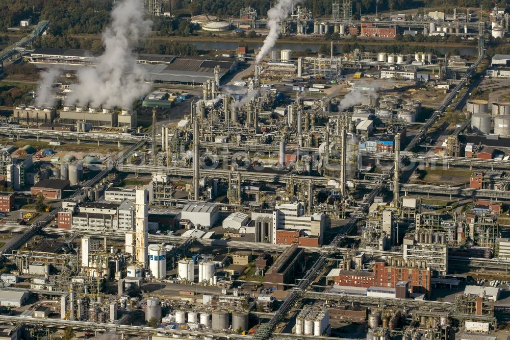 Marl from the bird's eye view: Night Aerial view of the facilities of the Marl Chemical Park (formerly Chemische Werke Huls AG) in the Ruhr area in North Rhine-Westphalia