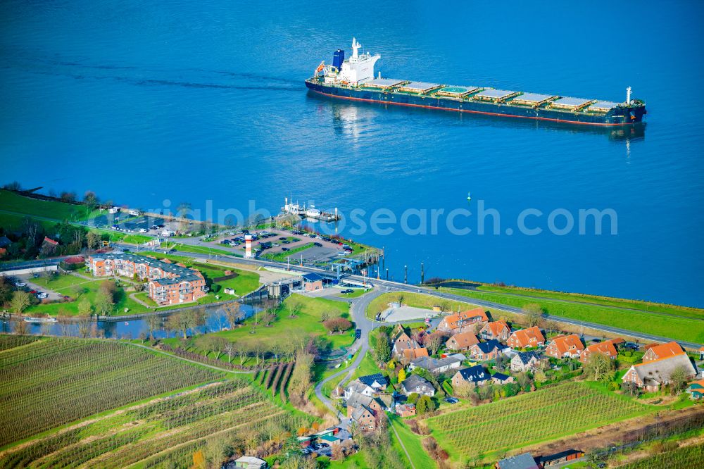 Aerial photograph Grünendeich - Investor ferry ship Luhe Schulau Ferry Luhe investors in Gruenendeich in the state Lower Saxony, Germany