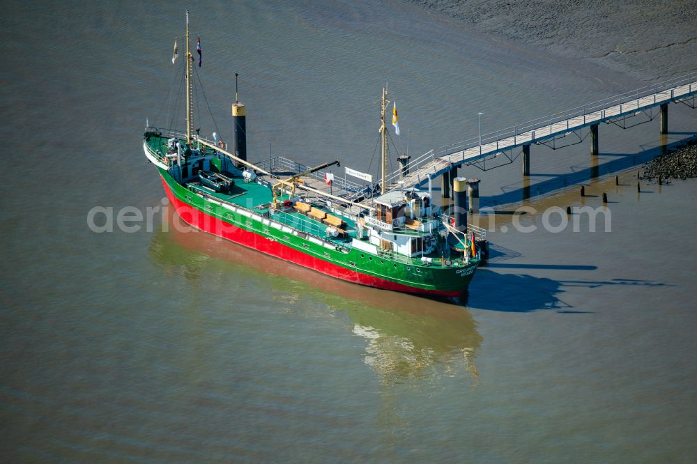 Drochtersen from the bird's eye view: Pier on Krautsand in Drochtersen with the museum ship Gruendiek from Stade in the state Lower Saxony, Germany