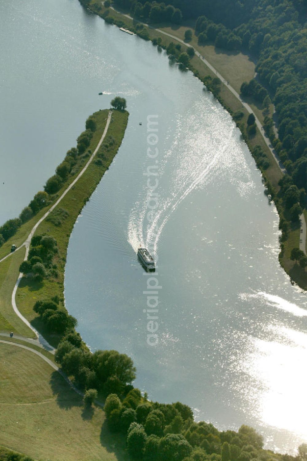 Witten from above - Blick auf das Ausflugsschiff Schwalbe beim Anlegen an der Anlegestelle Heveney Witten. Witten tourist boat Schwalbe sets course for the landing stage Heveney.