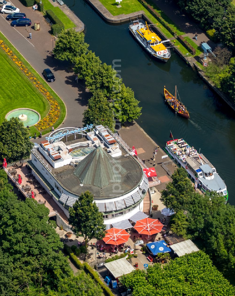 Mülheim an der Ruhr from the bird's eye view: Pier of the White Fleet (Ruhr navigation) at the water station at Franky's - Franky`s Gastronomie GmbH and moorings on the shore area of the Ruhr in Muelheim an der Ruhr in North Rhine-Westphalia