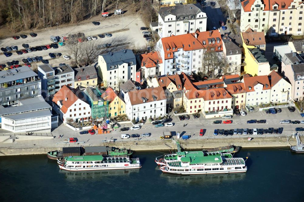 Aerial image Regensburg - Mehrfamilienhäuser an einer Anlegestelle am Ufer der Donau an der Werftstraße mit Ausflugsbooten der Klinger GmbH in Regensburg in Bayern. Blocks of flats at the landing place / stage at the Danubian riverside at the street Werftstrasse in Ratisbon in Bavaria. With excursion boats of Klinger GmbH.