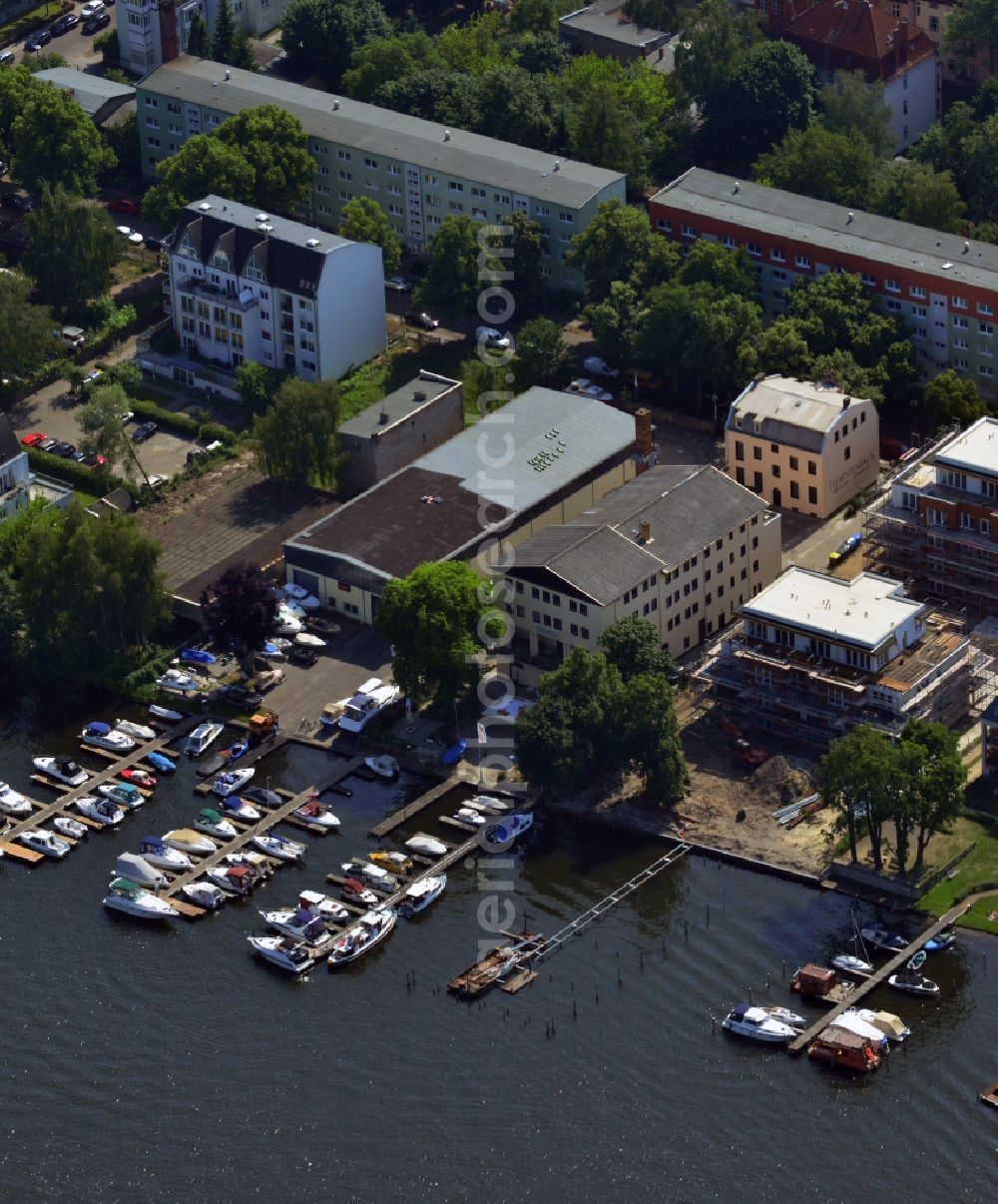 Berlin-Treptow-Köpenick from above - Landing stage in front of a residential area on the shore of the Dahme along the Dahmestrasse in Berlin in the district Treptow-Koepenick