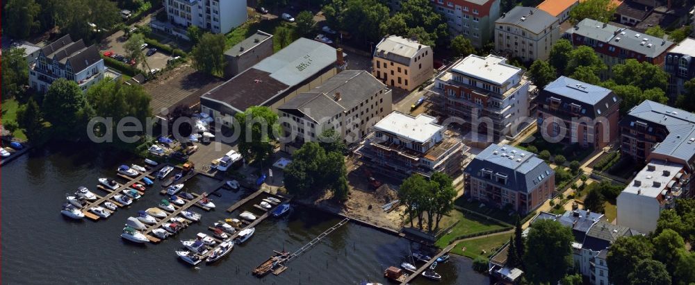 Berlin-Treptow-Köpenick from the bird's eye view: Landing stage in front of a residential area on the shore of the Dahme along the Dahmestrasse in Berlin in the district Treptow-Koepenick