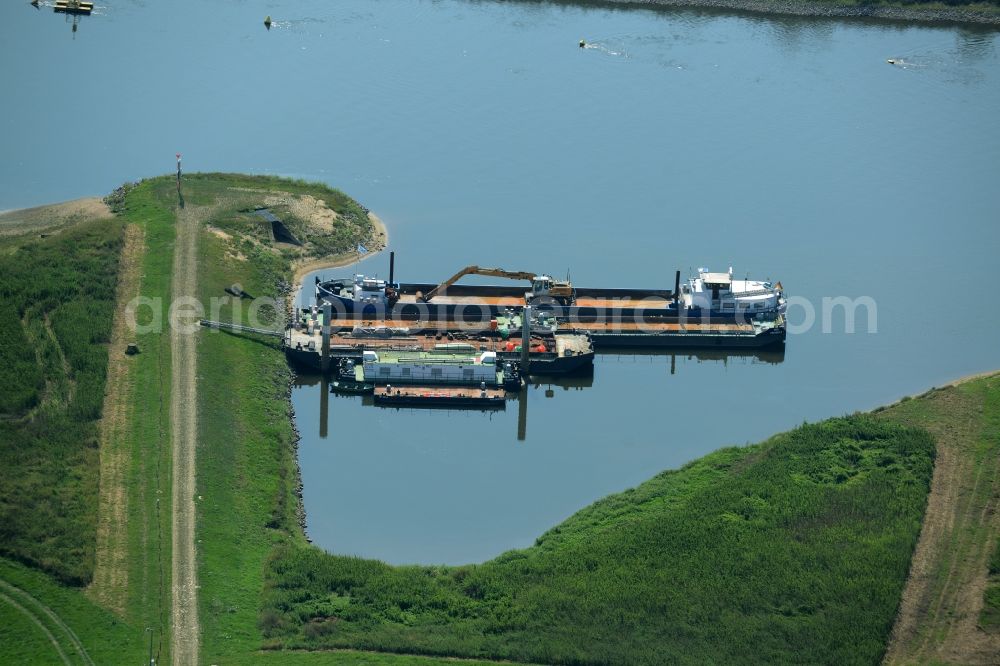 Mauken from the bird's eye view: Dock for freight ships and cargo boats on the river Elbe in the state of Saxony-Anhalt. Ships and boats are sitting in the small bay on the Northern riverbank of the Elbe
