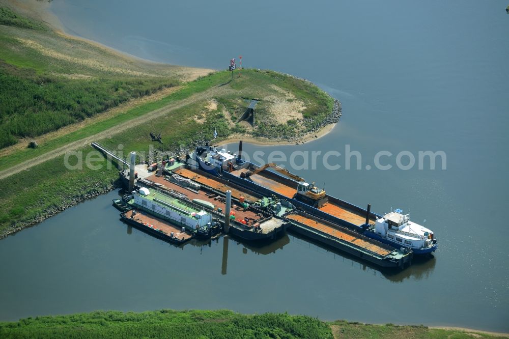 Aerial photograph Mauken - Dock for freight ships and cargo boats on the river Elbe in the state of Saxony-Anhalt. Ships and boats are sitting in the small bay on the Northern riverbank of the Elbe