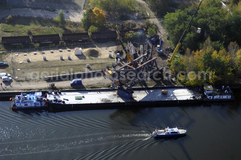 Aerial photograph Brandenburg - Blick auf die Anlegestelle am Industriegelände in Brandenburg.