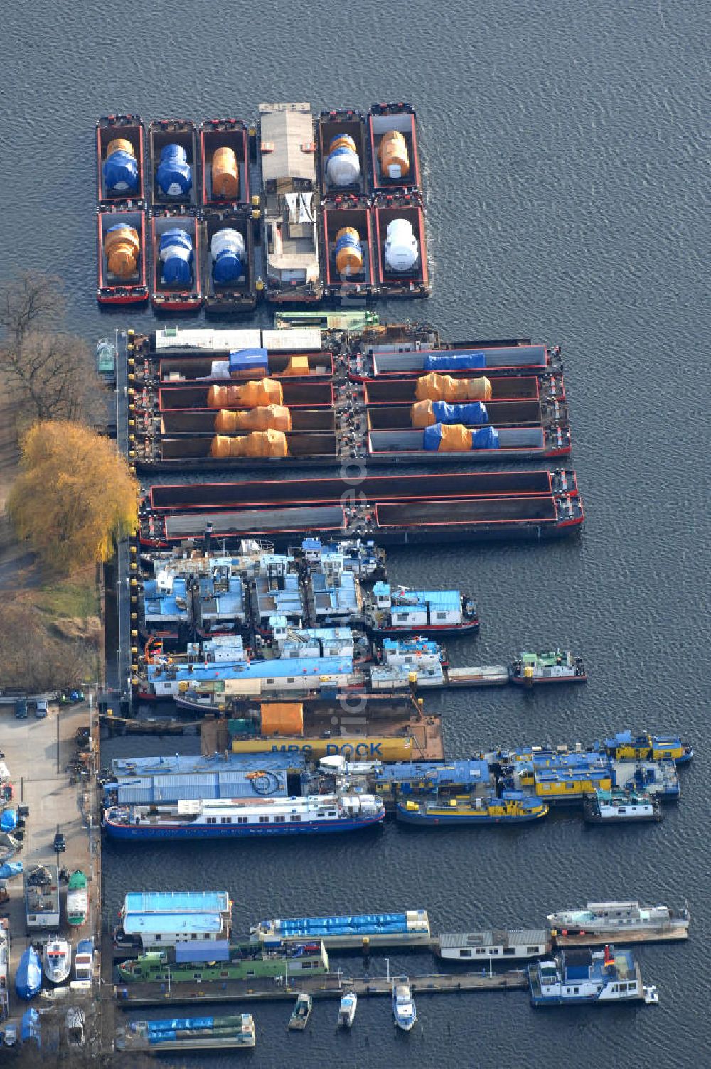 Berlin from above - Blick auf die Anlegestelle am Rummelsburger Ufer in Berlin. Das Ufer befindet sich auf der Lichtenberger Seite (Lichtenberger Ufer) des Rummelsburger See, der von den Stadtbezirken Lichtenberg und Friedrichshain umgeben wird. In der Rummelsburger Bucht entstehen in unmittelbarer Nähe der Anlegestelle Wohnungen und Einfamilienhäuser im Neu- und Altbau. Kontakt: Eigentümer in der Rummelsburger Bucht, Sprecher der Gemeinschaft Dr. Franke, Tel. +49 (0) 30 884 20 20,