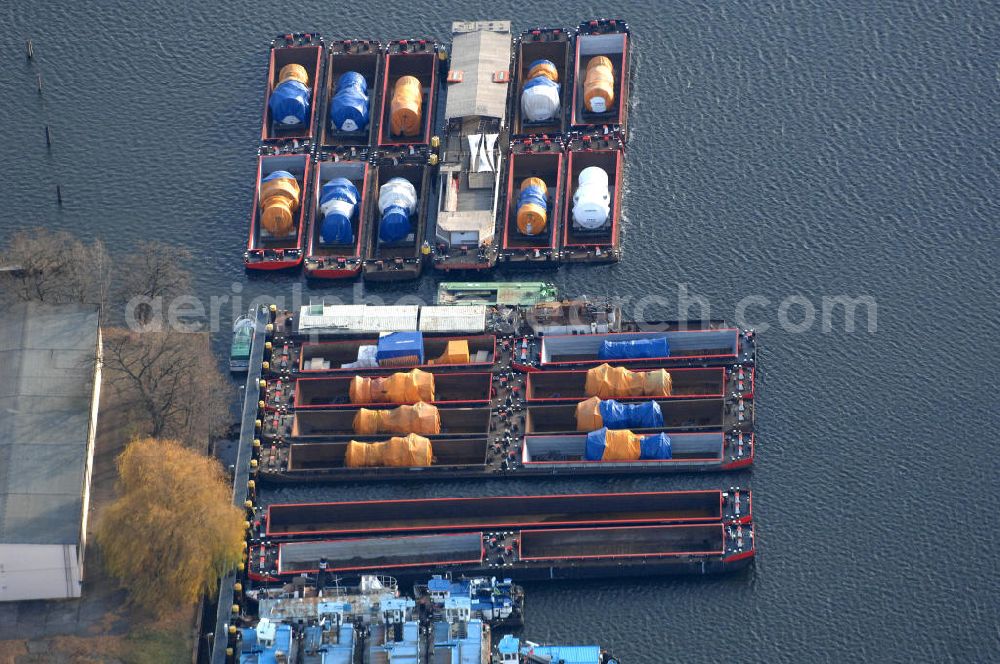 Aerial photograph Berlin - Blick auf die Anlegestelle am Rummelsburger Ufer in Berlin. Das Ufer befindet sich auf der Lichtenberger Seite (Lichtenberger Ufer) des Rummelsburger See, der von den Stadtbezirken Lichtenberg und Friedrichshain umgeben wird. In der Rummelsburger Bucht entstehen in unmittelbarer Nähe der Anlegestelle Wohnungen und Einfamilienhäuser im Neu- und Altbau. Kontakt: Eigentümer in der Rummelsburger Bucht, Sprecher der Gemeinschaft Dr. Franke, Tel. +49 (0) 30 884 20 20,