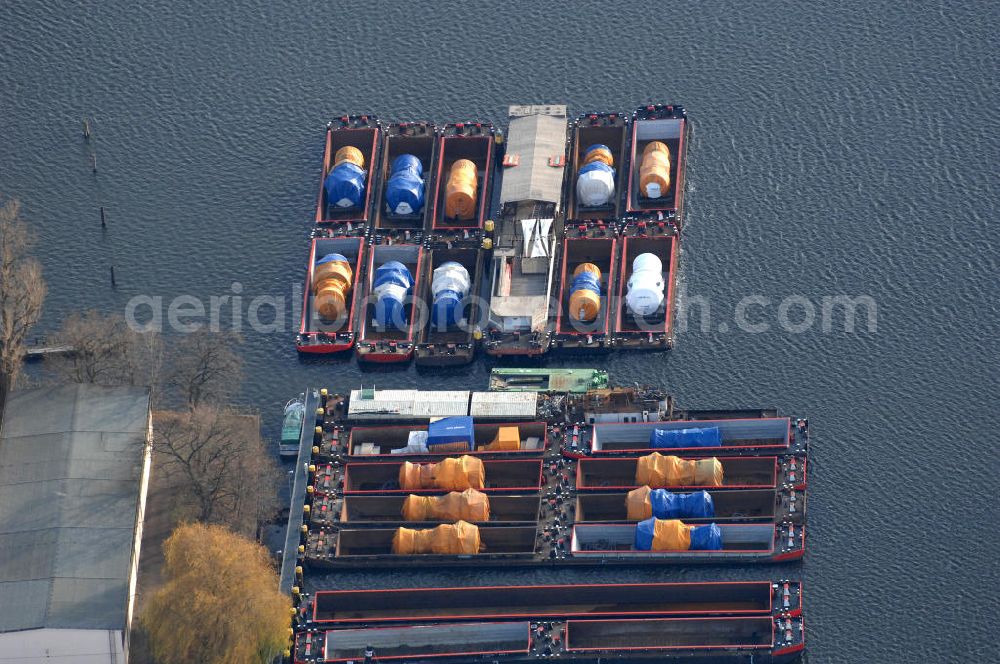 Berlin from above - Blick auf die Anlegestelle am Rummelsburger Ufer in Berlin. Das Ufer befindet sich auf der Lichtenberger Seite (Lichtenberger Ufer) des Rummelsburger See, der von den Stadtbezirken Lichtenberg und Friedrichshain umgeben wird. In der Rummelsburger Bucht entstehen in unmittelbarer Nähe der Anlegestelle Wohnungen und Einfamilienhäuser im Neu- und Altbau. Kontakt: Eigentümer in der Rummelsburger Bucht, Sprecher der Gemeinschaft Dr. Franke, Tel. +49 (0) 30 884 20 20,