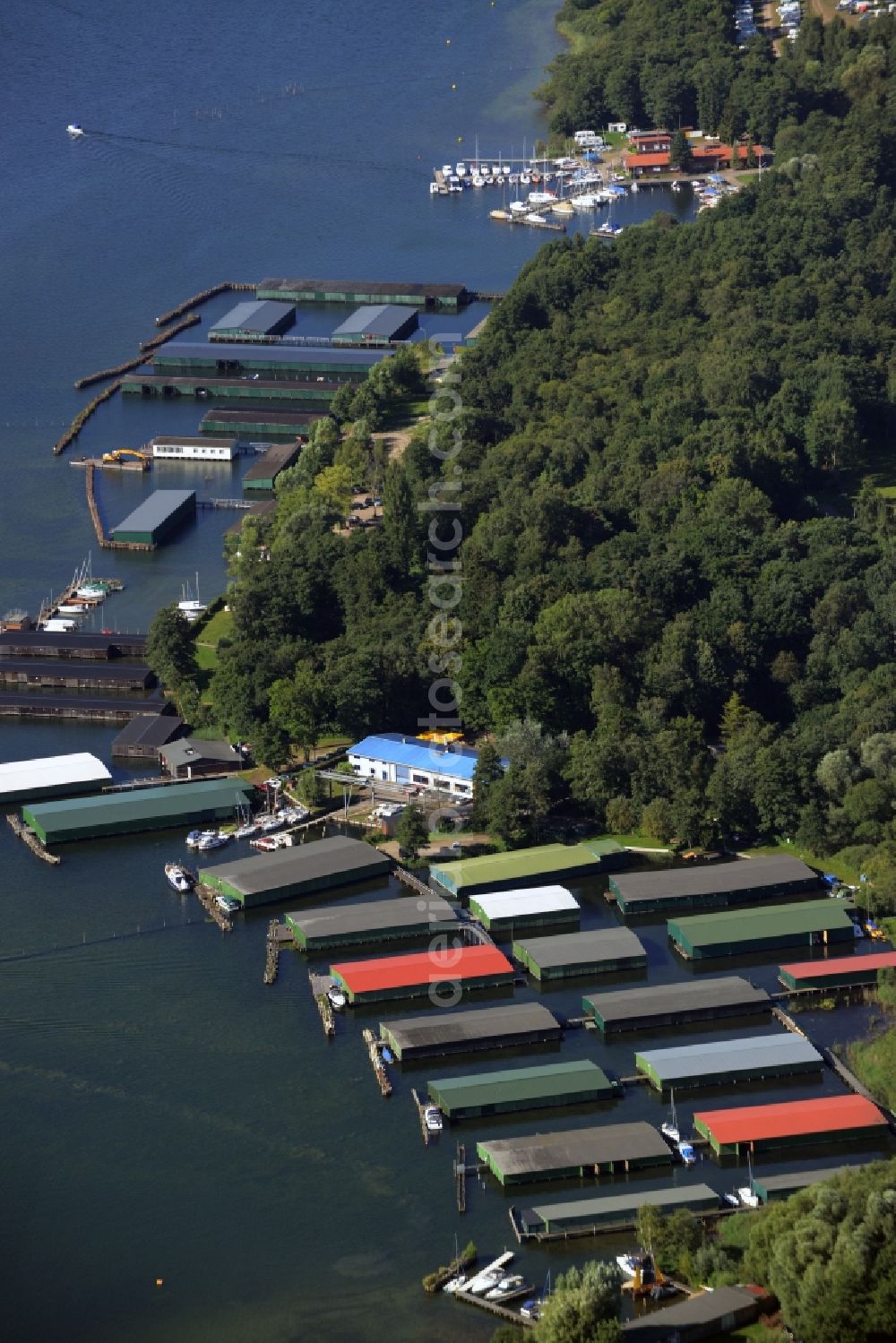 Aerial image Waren (Müritz) - Boat marina with docks and moorings on the shore area of lake Binnenmueritz in Waren (Mueritz) in the state Mecklenburg - Western Pomerania. The docks are located in the South of the town centre