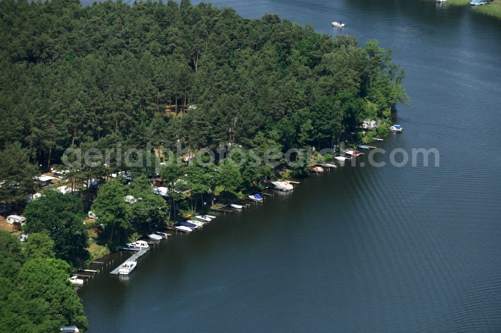 Aerial photograph Zechlinerhütte - Boat marina with docks and moorings on the shore of Lake Schlabornsee in Zechlinerhuette in the state of Brandenburg