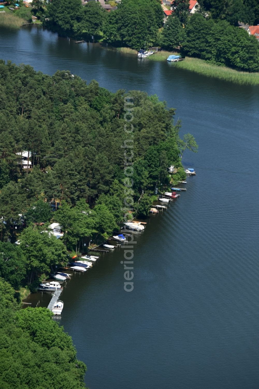 Zechlinerhütte from the bird's eye view: Boat marina with docks and moorings on the shore of Lake Schlabornsee in Zechlinerhuette in the state of Brandenburg