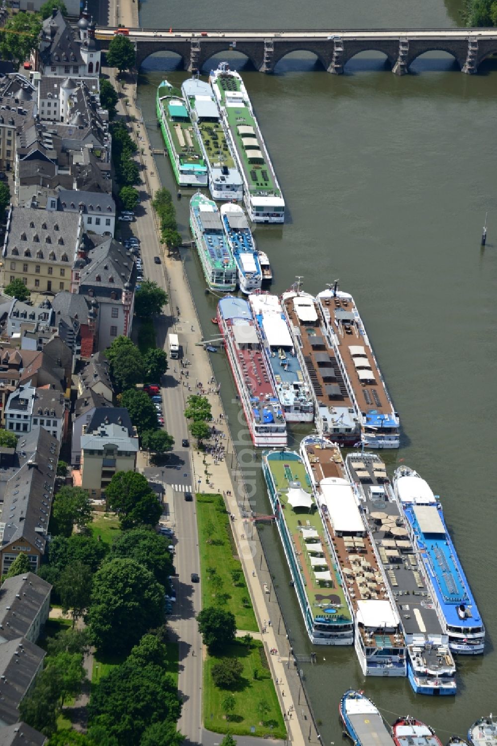 Aerial image Koblenz - Landing of passenger ships on the banks of the Moselle in Koblenz in Rhineland-Palatinate