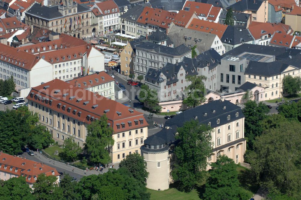 Weimar from above - Blick auf die nach schwerem Brandschaden wiederhergestellte Anna-Amalia-Bibliothek in Weimar. Die 1691 gegründete Bibliothek, benannt nach der Herzogin Anna Amalia (1739-1807), gilt als Zentrum der kulturgeschichtlichen Forschung. Mit über einer Million literarischer Zeugnisse vom 9. bis zum 21. Jahrhundert, genießt sie bis heute bei Kulturwissenschaftlern im In- und Ausland höchstes Ansehen und gehört zum Weltkulturerbe der UNESCO. Den Schwerpunkt der Sammlung bilden Werke aus den Epochen Aufklärung bis Spätromantik (1750 bis 1850). View of the restored after severe fire damage Anna-Amalia Library in Weimar. Its a World Heritage Site by UNESCO.