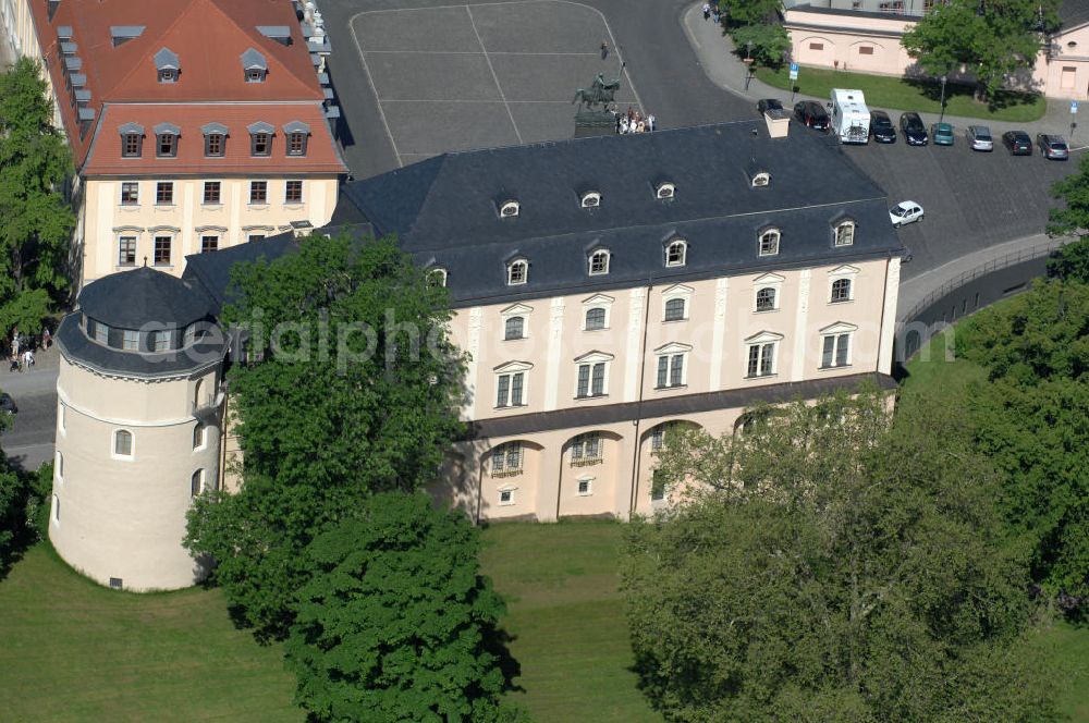 Aerial photograph Weimar - Blick auf die nach schwerem Brandschaden wiederhergestellte Anna-Amalia-Bibliothek in Weimar. Die 1691 gegründete Bibliothek, benannt nach der Herzogin Anna Amalia (1739-1807), gilt als Zentrum der kulturgeschichtlichen Forschung. Mit über einer Million literarischer Zeugnisse vom 9. bis zum 21. Jahrhundert, genießt sie bis heute bei Kulturwissenschaftlern im In- und Ausland höchstes Ansehen und gehört zum Weltkulturerbe der UNESCO. Den Schwerpunkt der Sammlung bilden Werke aus den Epochen Aufklärung bis Spätromantik (1750 bis 1850). View of the restored after severe fire damage Anna-Amalia Library in Weimar. Its a World Heritage Site by UNESCO.