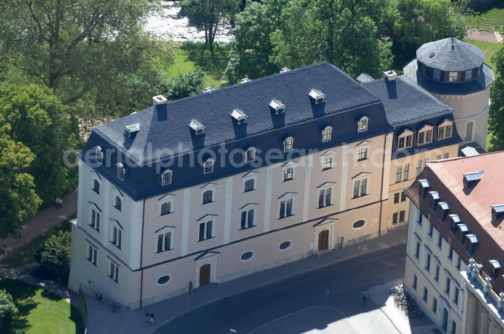 Weimar from above - Blick auf die nach schwerem Brandschaden wiederhergestellte Anna-Amalia-Bibliothek in Weimar. Die 1691 gegründete Bibliothek, benannt nach der Herzogin Anna Amalia (1739-1807), gilt als Zentrum der kulturgeschichtlichen Forschung. Mit über einer Million literarischer Zeugnisse vom 9. bis zum 21. Jahrhundert, genießt sie bis heute bei Kulturwissenschaftlern im In- und Ausland höchstes Ansehen und gehört zum Weltkulturerbe der UNESCO. Den Schwerpunkt der Sammlung bilden Werke aus den Epochen Aufklärung bis Spätromantik (1750 bis 1850). View of the restored after severe fire damage Anna-Amalia Library in Weimar. Its a World Heritage Site by UNESCO.