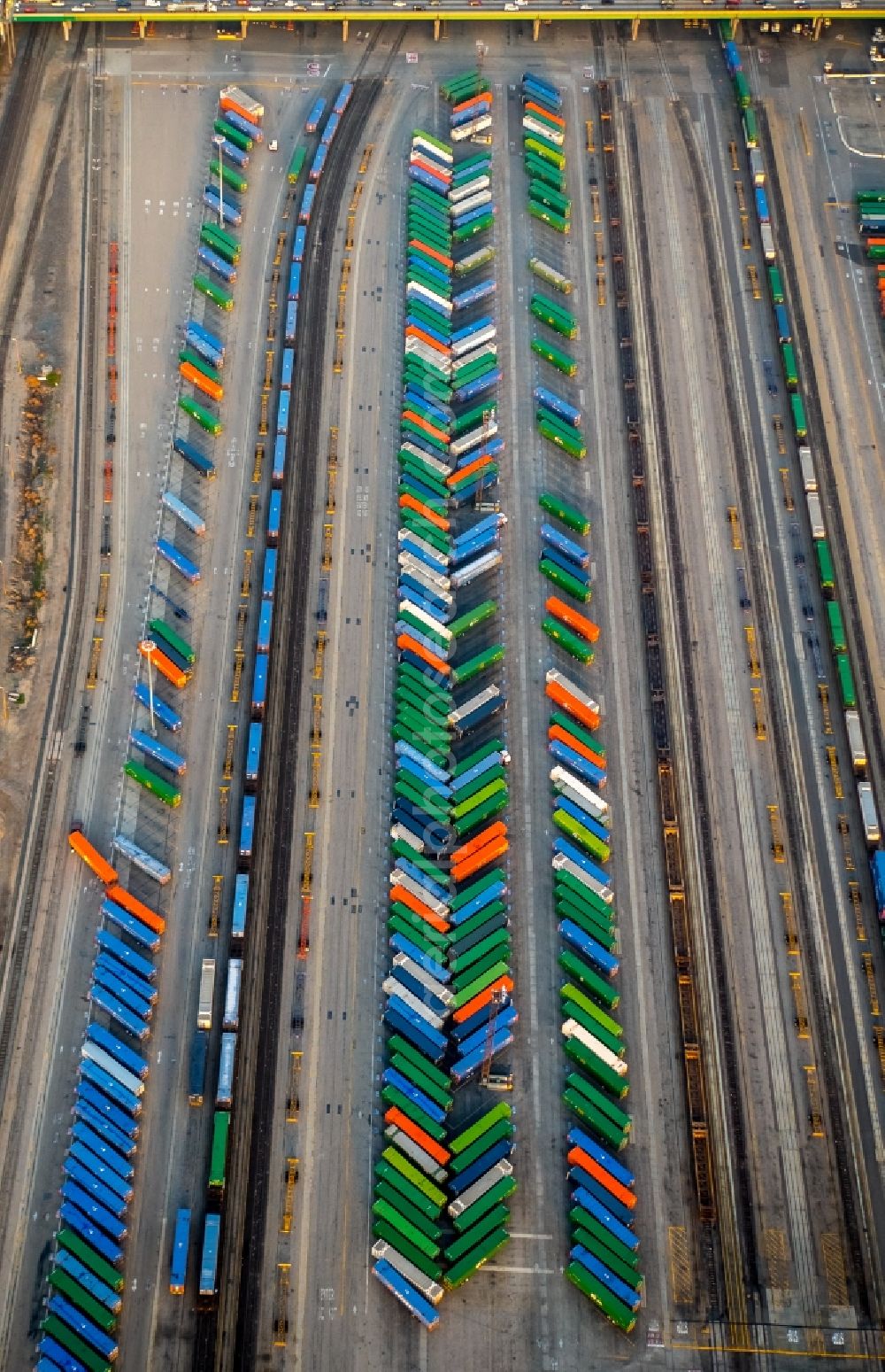 Vernon from the bird's eye view: Colourful containers at the freight station in an industrial area along Bandini Blvd in Vernon in California, USA