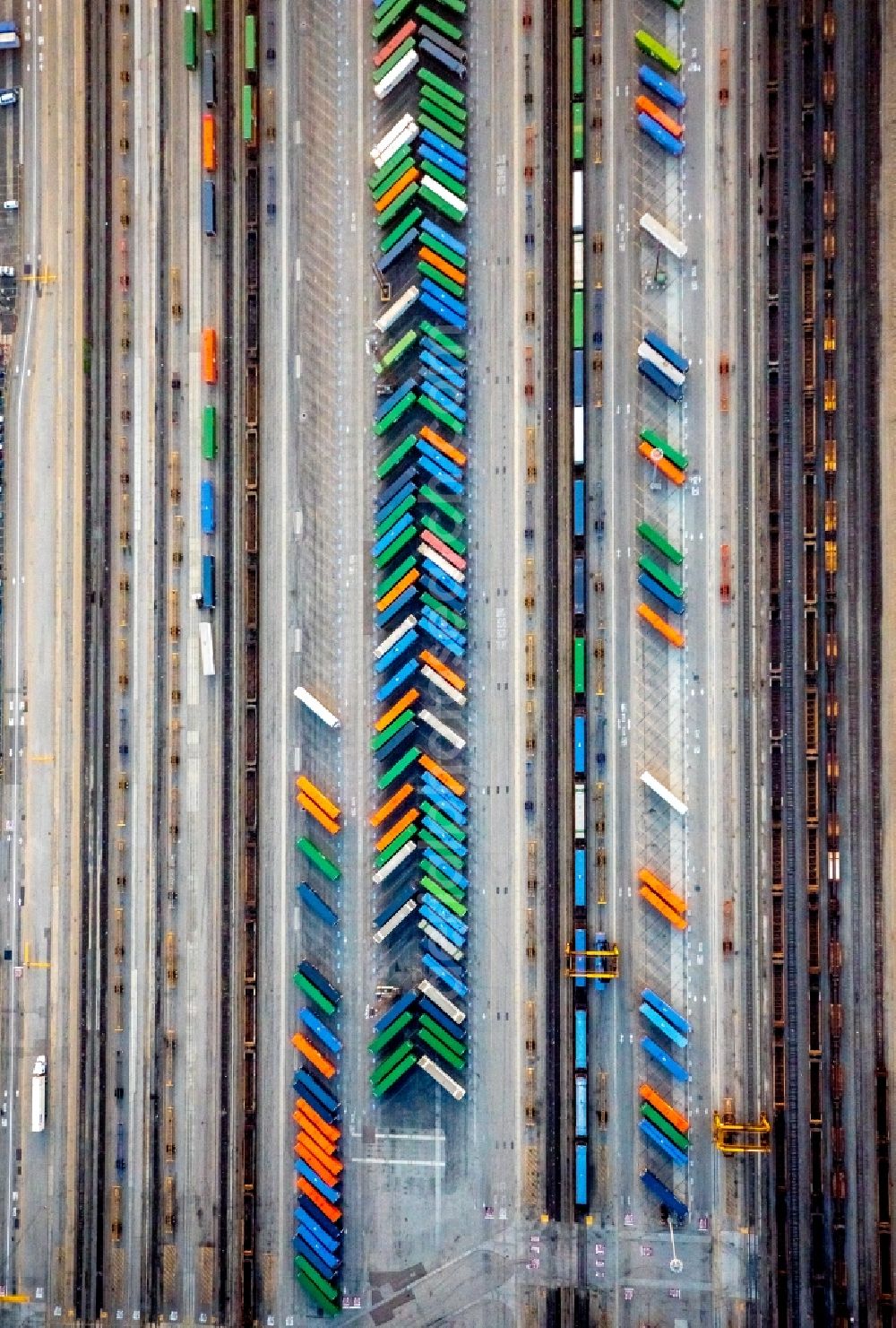 Aerial photograph Vernon - Colourful containers at the freight station in an industrial area along Bandini Blvd in Vernon in California, USA