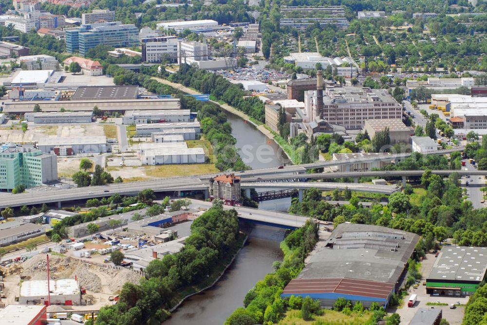 Berlin Tempelhof from above - 01.07.2006 Berlin Tempelhof Anschlussstelle Autobahn A102 Gradestraße, Gottlieb-Dunkel-Brücke am Teltowkanal und Industriegebiet Tempelhof. In der Mitte die s.g. Rattenburg.