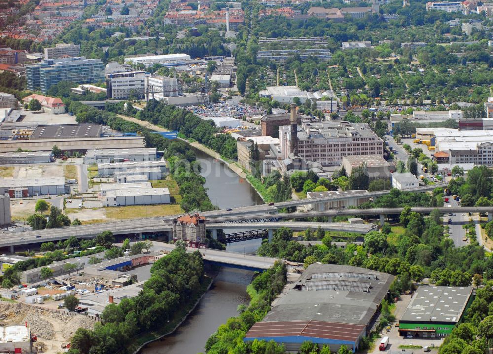 Berlin Tempelhof from the bird's eye view: 01.07.2006 Berlin Tempelhof Anschlussstelle Autobahn A102 Gradestraße, Gottlieb-Dunkel-Brücke am Teltowkanal und Industriegebiet Tempelhof. In der Mitte die s.g. Rattenburg.