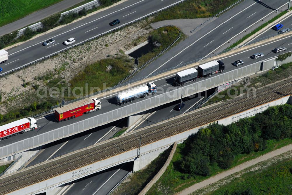 MÜNCHEN from above - A99 im Bereich des Schienenverlaufes am Lippweg / Hohenadelweg im Münchener Stadtteil Allach Richtung mittlerer Autobahnring München. Der Autobahnring München führt den von den an deren Autobahnen in Richtung der Stadt München fließenden Verkehr tangential um diese herum.