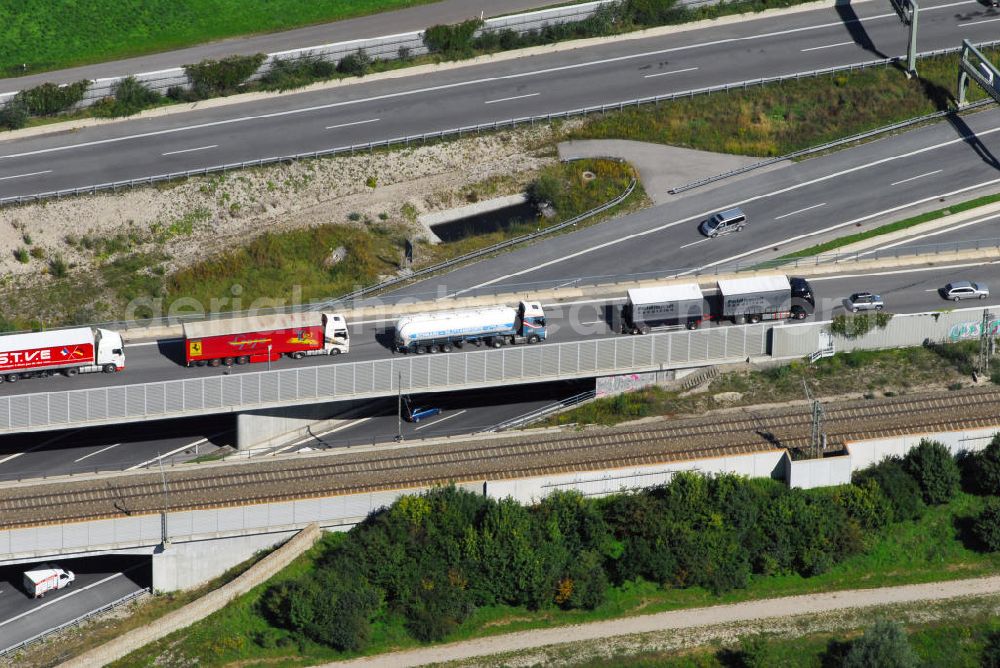 MÜNCHEN from the bird's eye view: A99 im Bereich des Schienenverlaufes am Lippweg / Hohenadelweg im Münchener Stadtteil Allach Richtung mittlerer Autobahnring München. Der Autobahnring München führt den von den an deren Autobahnen in Richtung der Stadt München fließenden Verkehr tangential um diese herum.