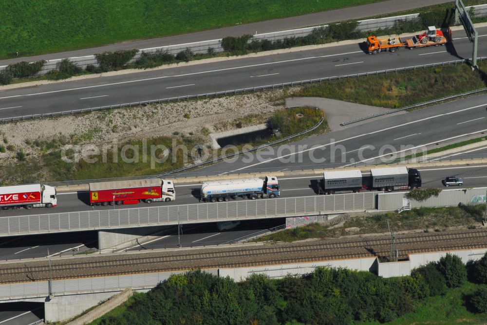 Aerial image MÜNCHEN - A99 im Bereich des Schienenverlaufes am Lippweg / Hohenadelweg im Münchener Stadtteil Allach Richtung mittlerer Autobahnring München. Der Autobahnring München führt den von den an deren Autobahnen in Richtung der Stadt München fließenden Verkehr tangential um diese herum.