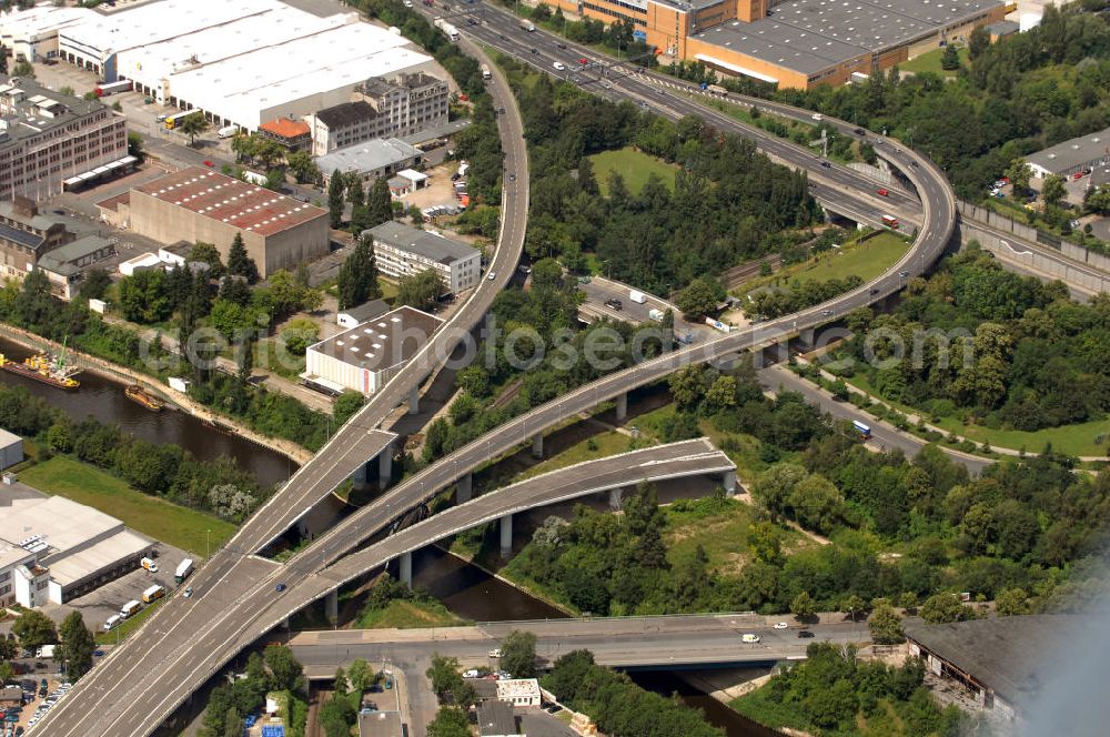 Berlin from above - Blick auf die Zuführungen zur Stadtautobahn A 100, die auch Berliner Stadtring genannt wird. Die Zuführungen verlaufen über den Teltowkanal an der Gottlieb-Dunkel-Straße. Mit im Bild die noch nicht fertiggestellte Abfahrt an der Teilestraße.